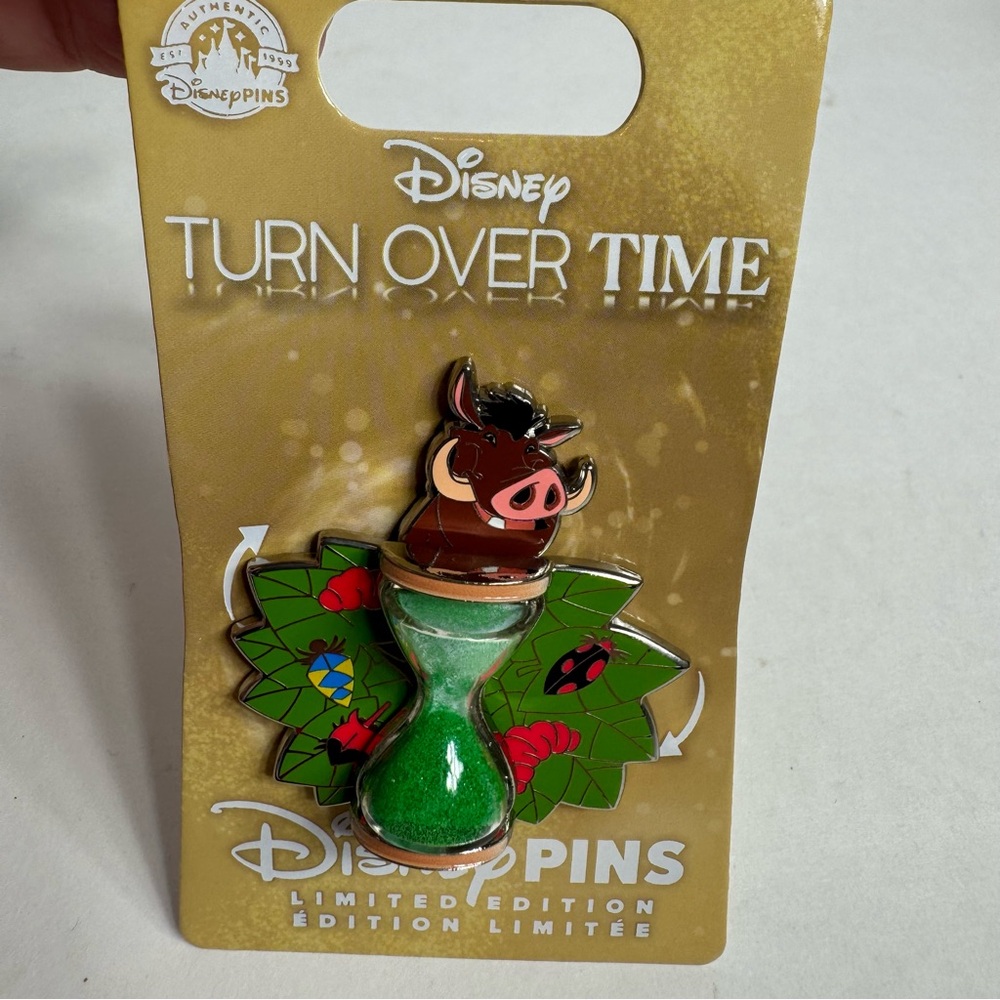 NWT. 2023 Disney Parks Turn Over Time Lion King Pumbaa Moving Hourglass LE Pin